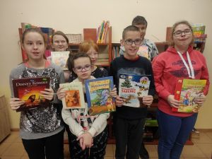 Z książką przy herbatce w bibliotece