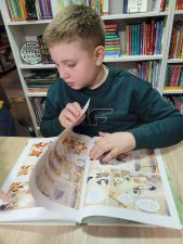 Zajęcia biblioteczne dla uczniów klas I-III Szkoły Podstawowej pod hasłem "Szukamy w&nbsp;książkach wiosny"